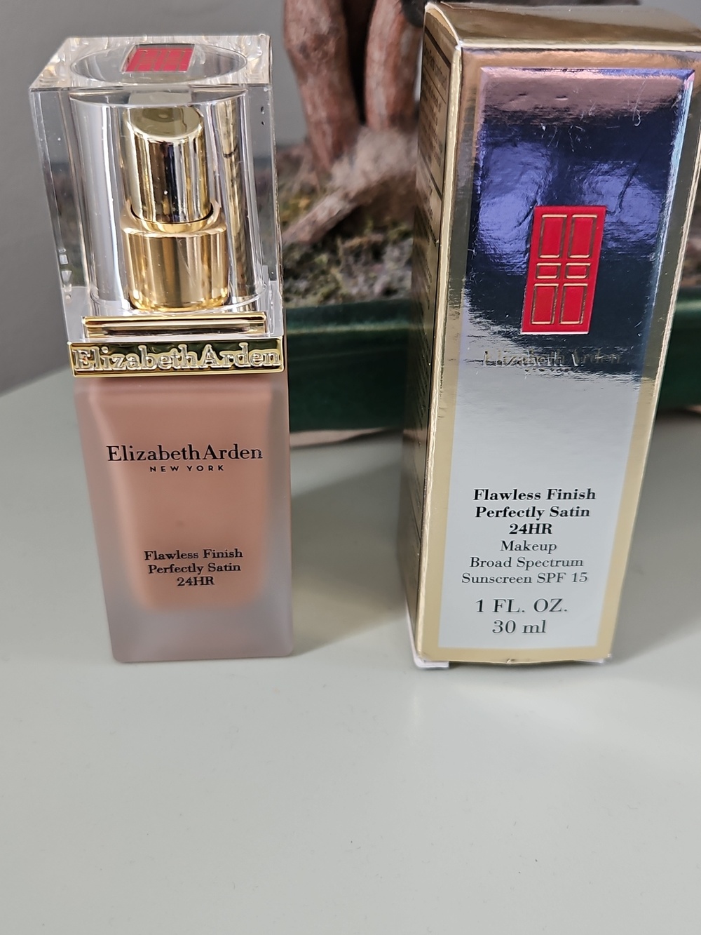 New In Box Elizabeth Arden Flawless Finish Perfectly Satin 24 HR Makeup